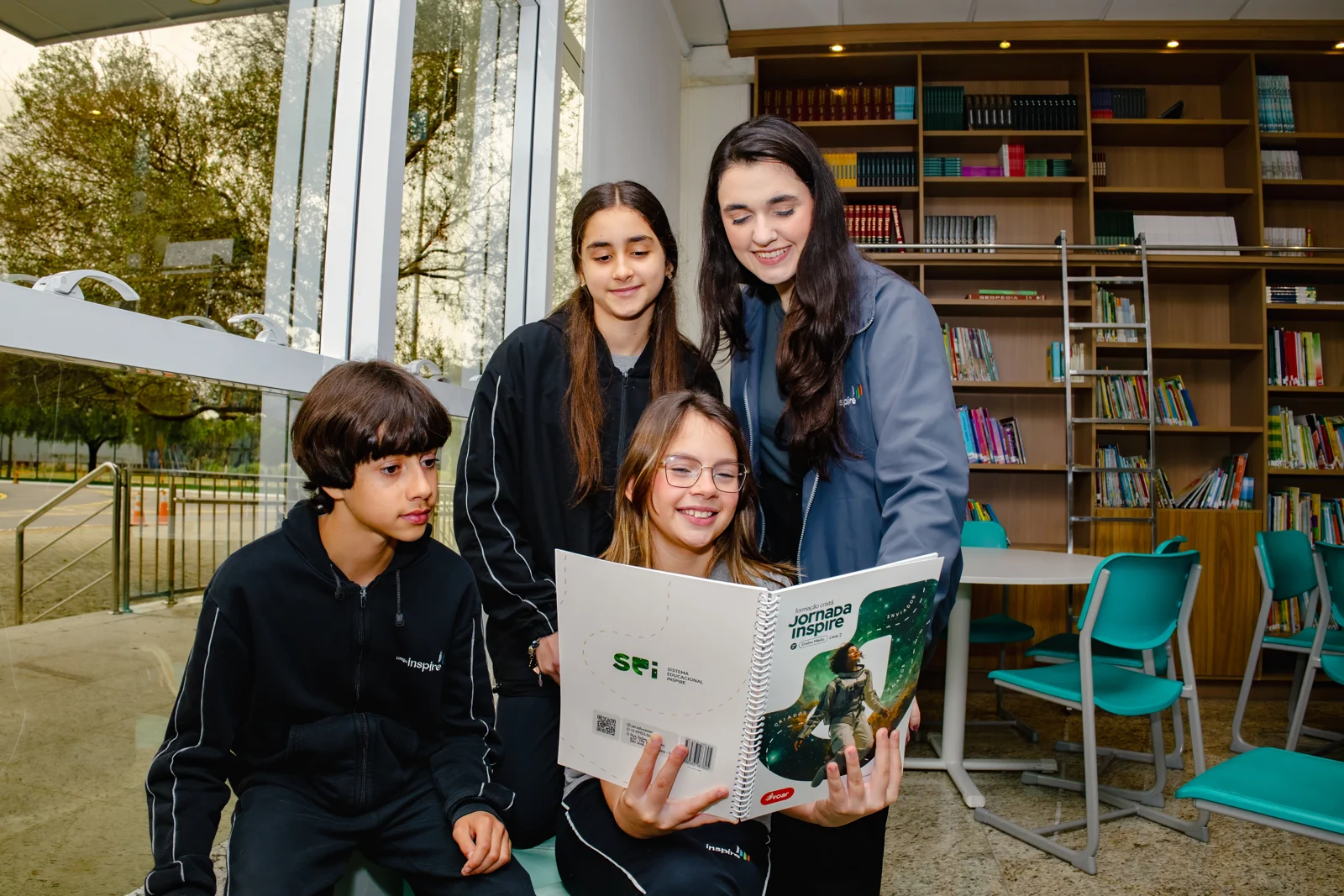 Alunos lendo juntos na biblioteca do Colégio Inspire