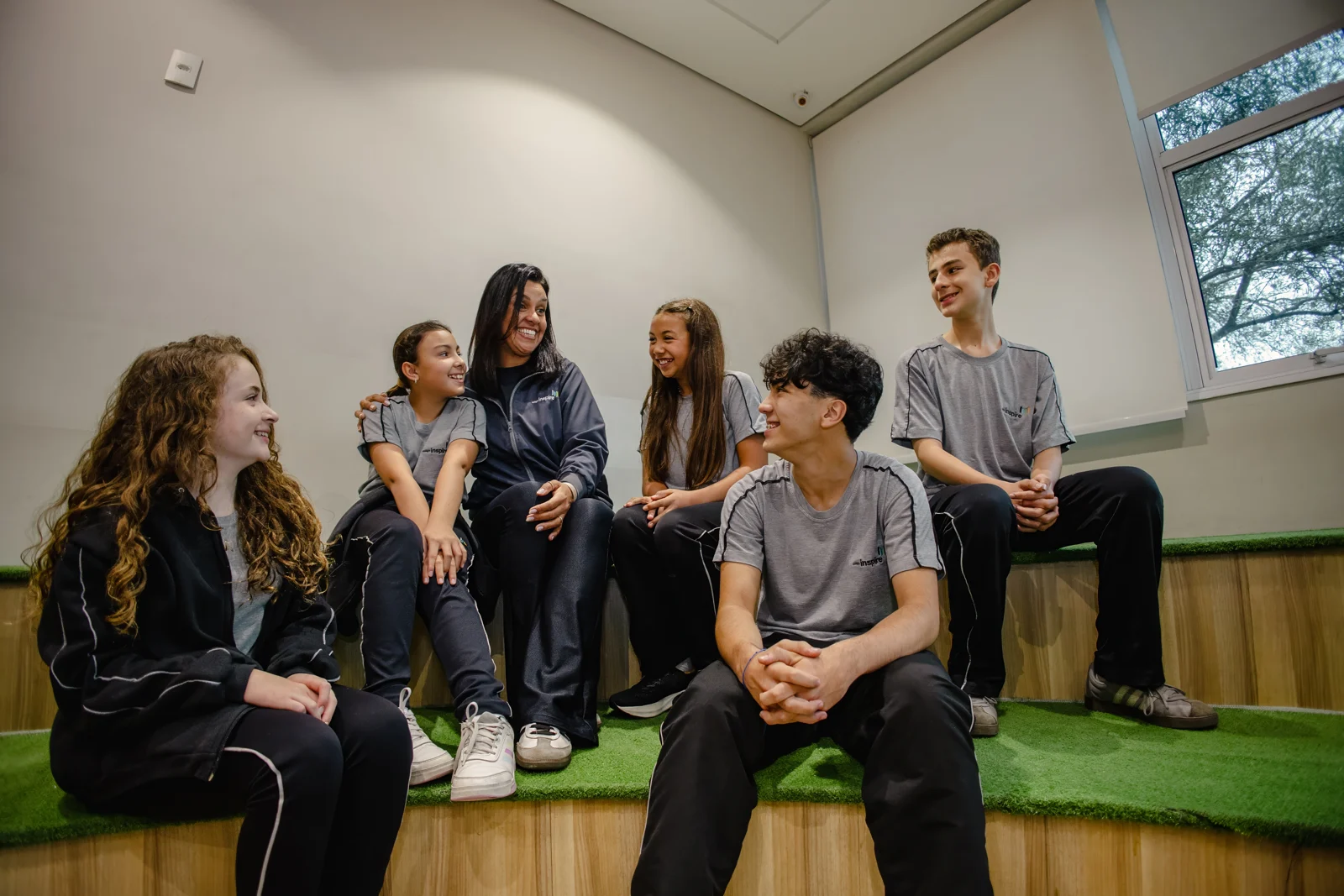Alunos conversando no espaço de convivência