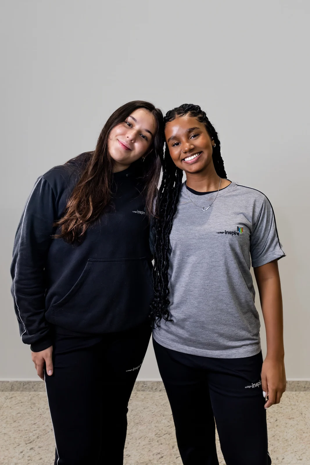 Duas alunas sorrindo juntas no Colégio Inspire