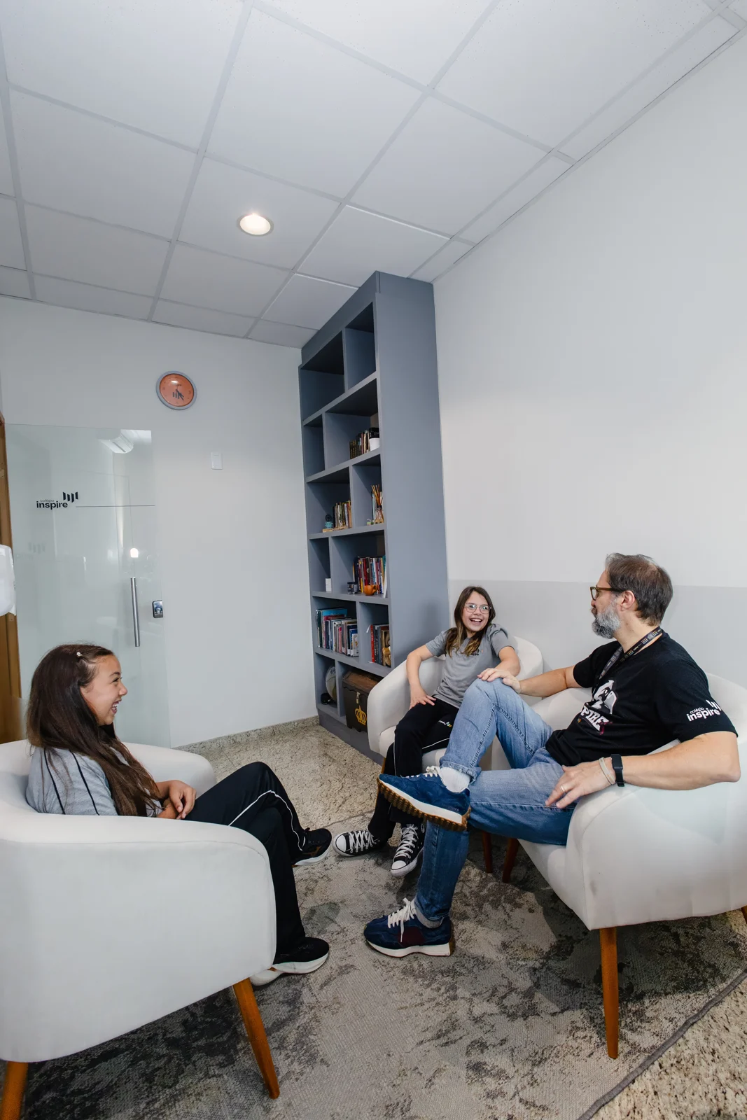 Alunos e educadora em uma conversa no espaço de convivência