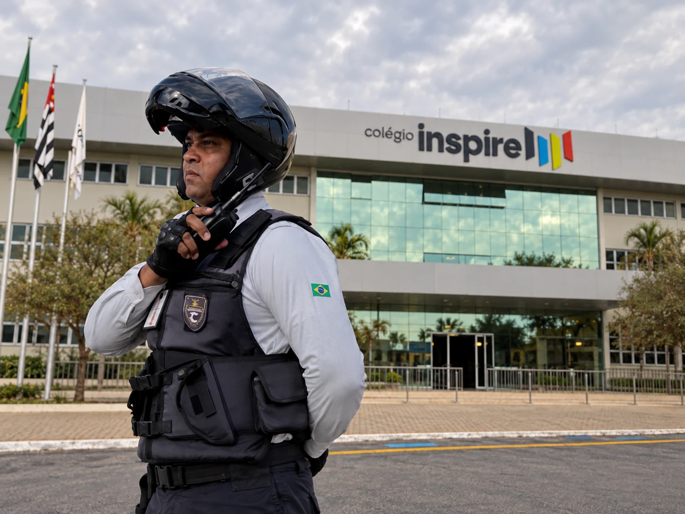 Profissional de segurança em frente ao Colégio Inspire
