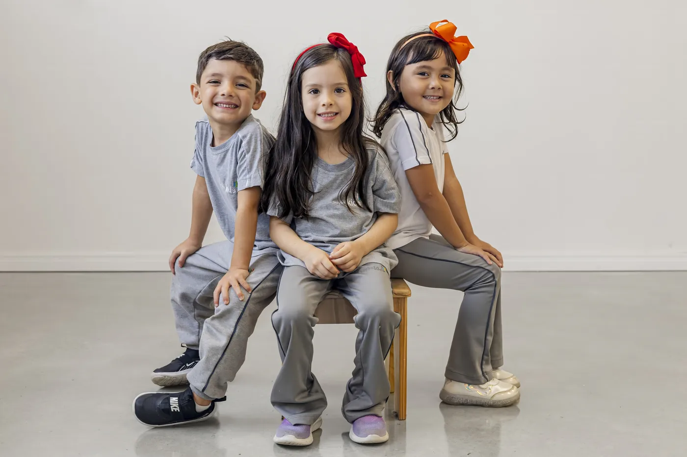 Três crianças do Inspire Kids lado a lado